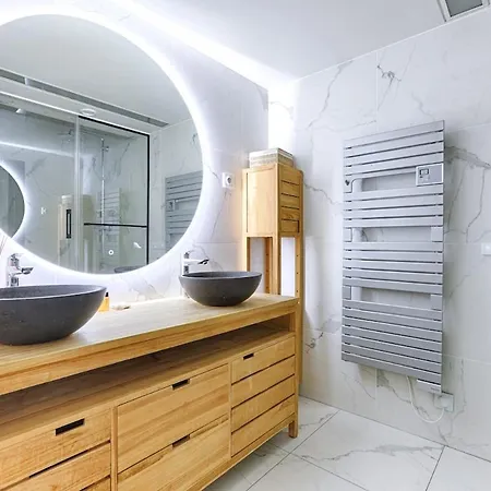 Luxury Montaigne Avenue 4p * Parigi